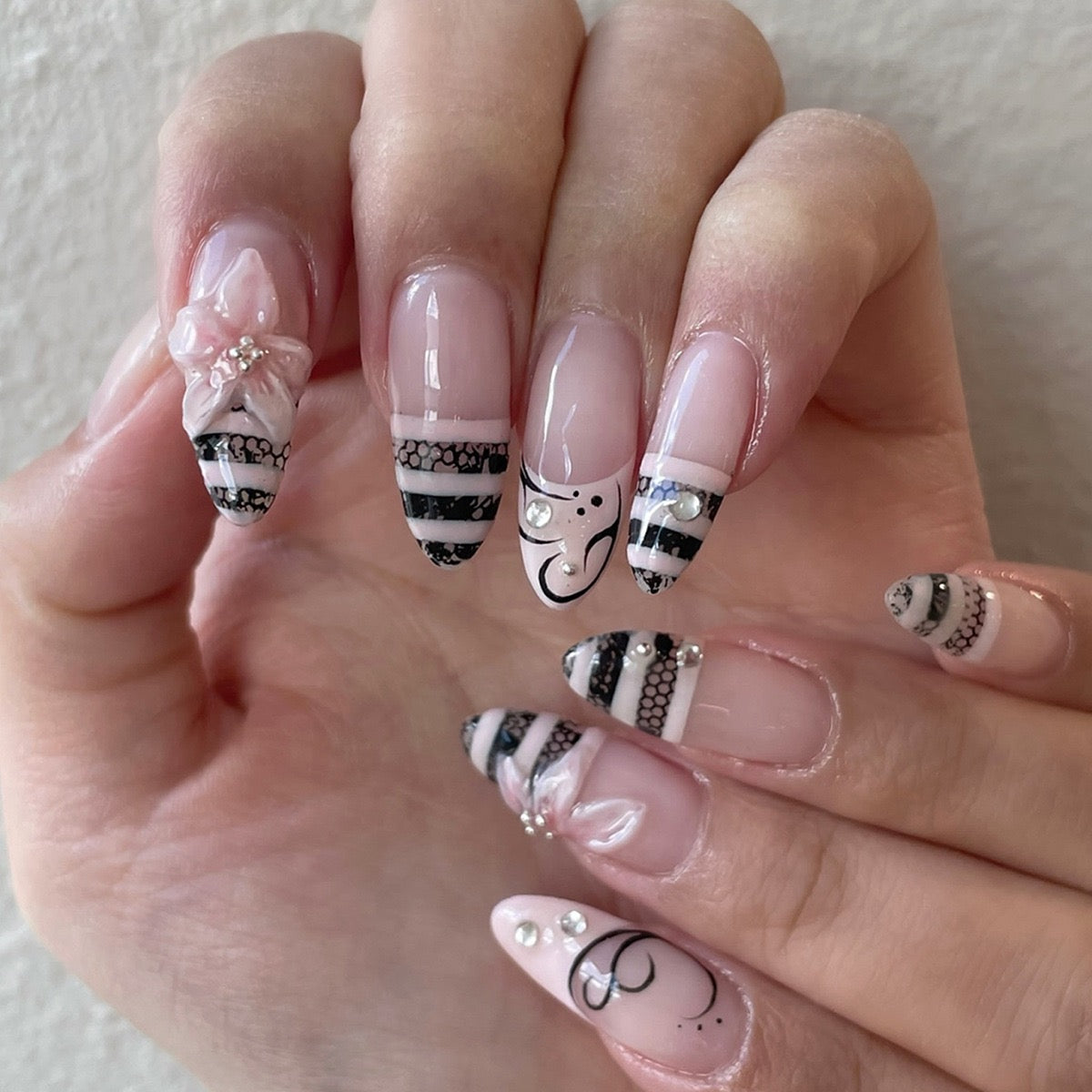 Press-On Nails "Coquette Dark" (Set de 24) - Rayures Noires, Dentelle & Fleurs 3D⁠